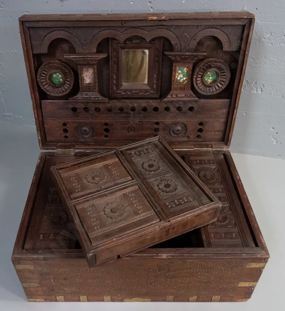 Indian dowry chest with carved hardwood with brass binding, inlaid decoration, swan-neck handles, mirror and glazed Image 1++