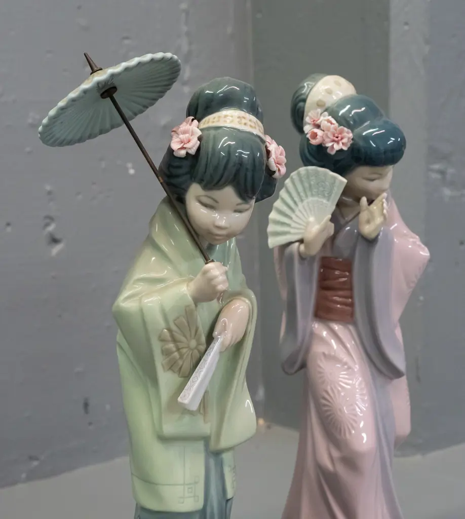 2 Lladro geisha girl figures, one with parasol H-300 Image 1++