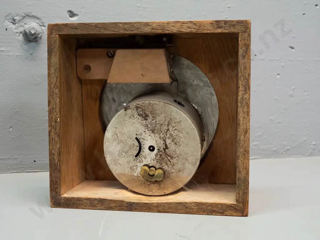 vintage oak-cased timer with wind up movement, stop and start buttons on front face - goes for a few seconds and stops - Image 1++