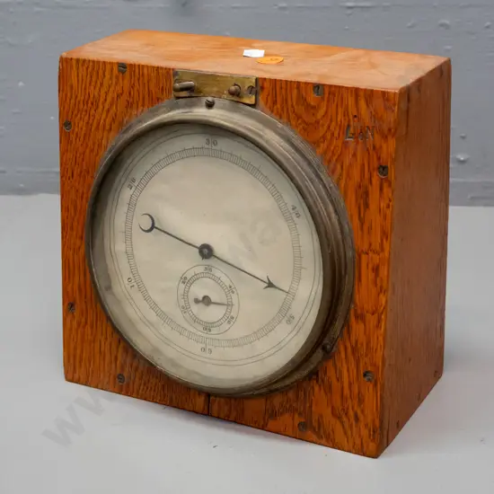 vintage oak-cased timer with wind up movement, stop and start buttons on front face - goes for a few seconds and stops -