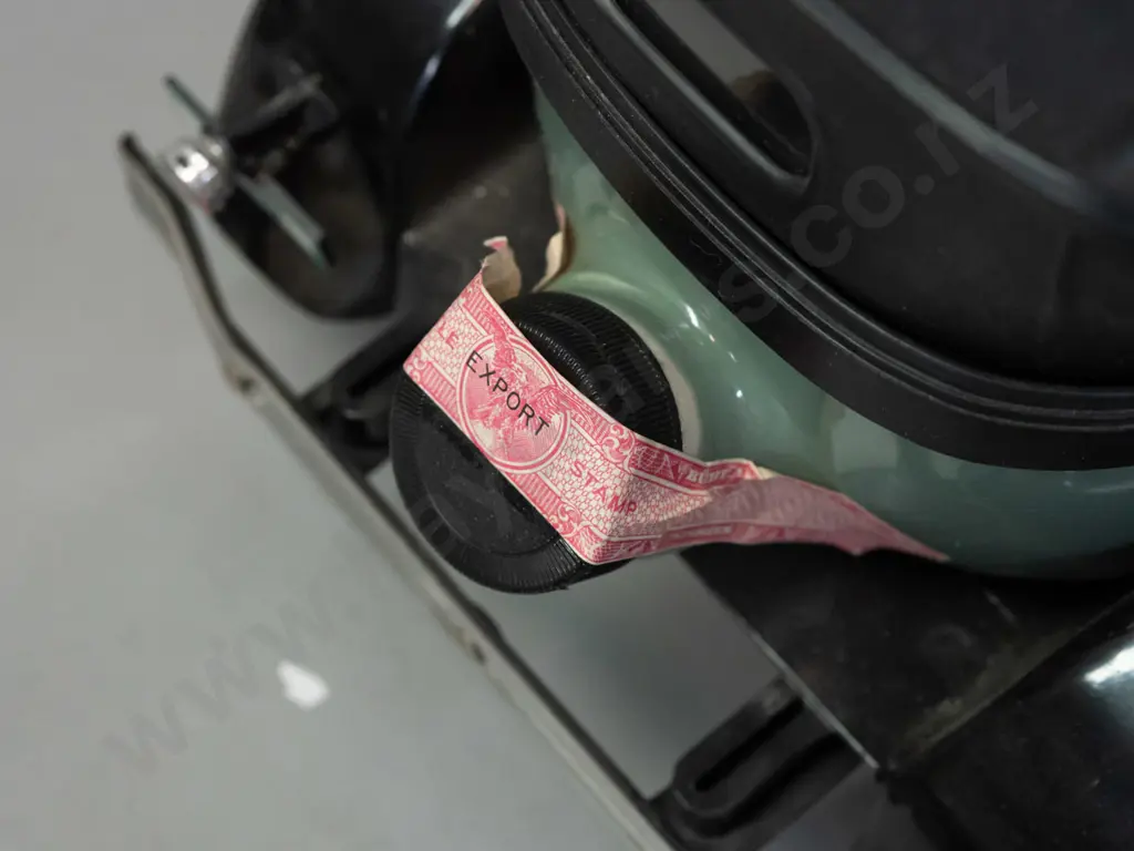 Jim Beam automobile decanter - 1929 Ford - sealed, minor damage to paper seal H-180 L-370 Image 1++