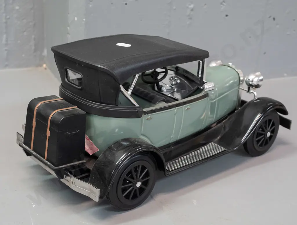 Jim Beam automobile decanter - 1929 Ford - sealed, minor damage to paper seal H-180 L-370 Image 1++