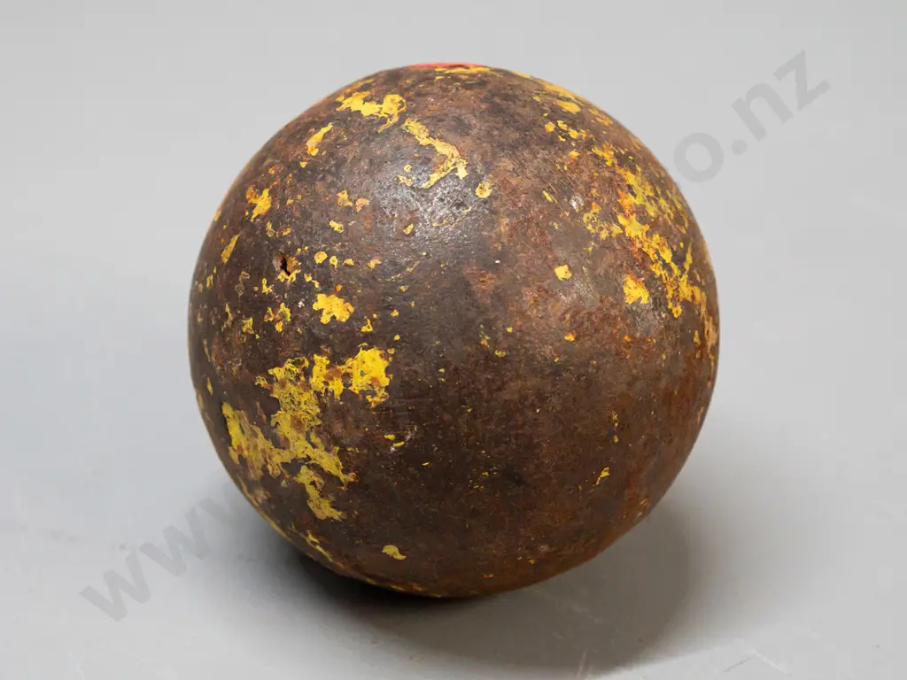 heavy cast iron shotput with remnants of yellow paint - approx. D-90, approx. weight 3kg Image 1++