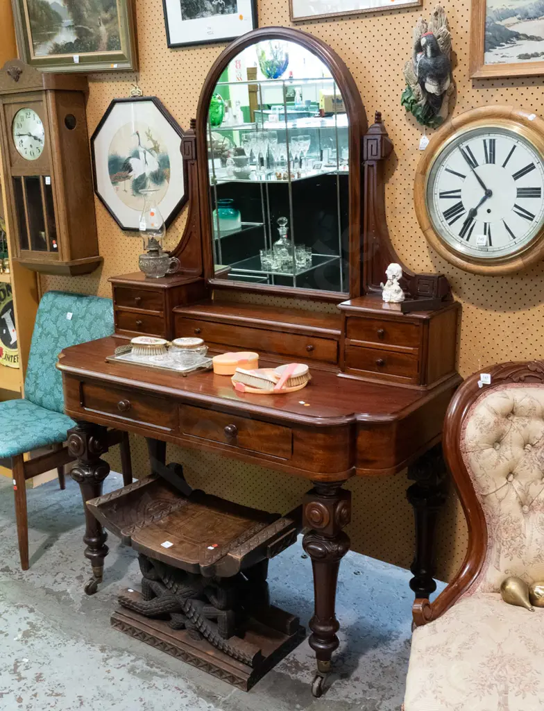 Early victorian mahogany mirror backed dressing table. With arched shaped mirror, greek key pattern uprights Image 1++