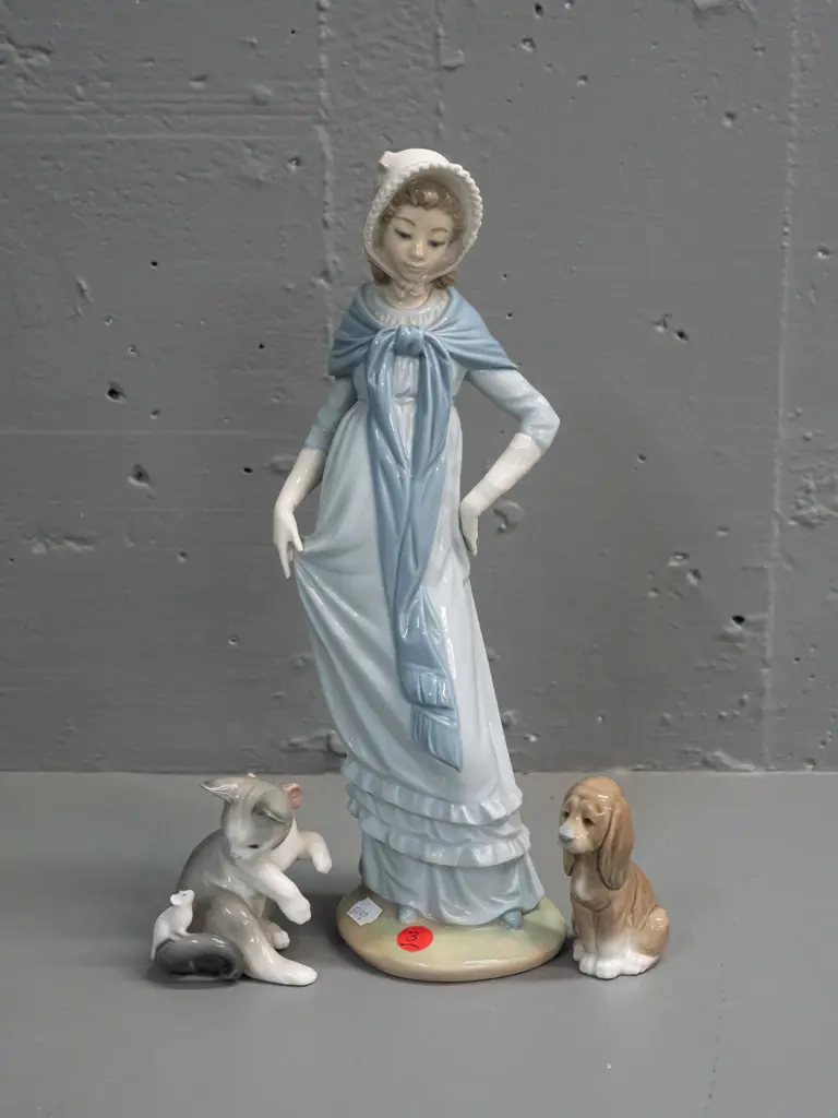 Nao standing figurine H-310 and 2 Lladro animals - seated dog and cat with mouse on its tail. Image 1++