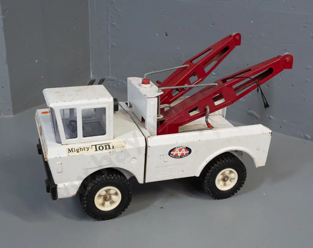 Tonka steel toy wrecker truck with twin pivoting booms, fold out centre hook - overall age wear and corrosion, has Tonka Image 1++