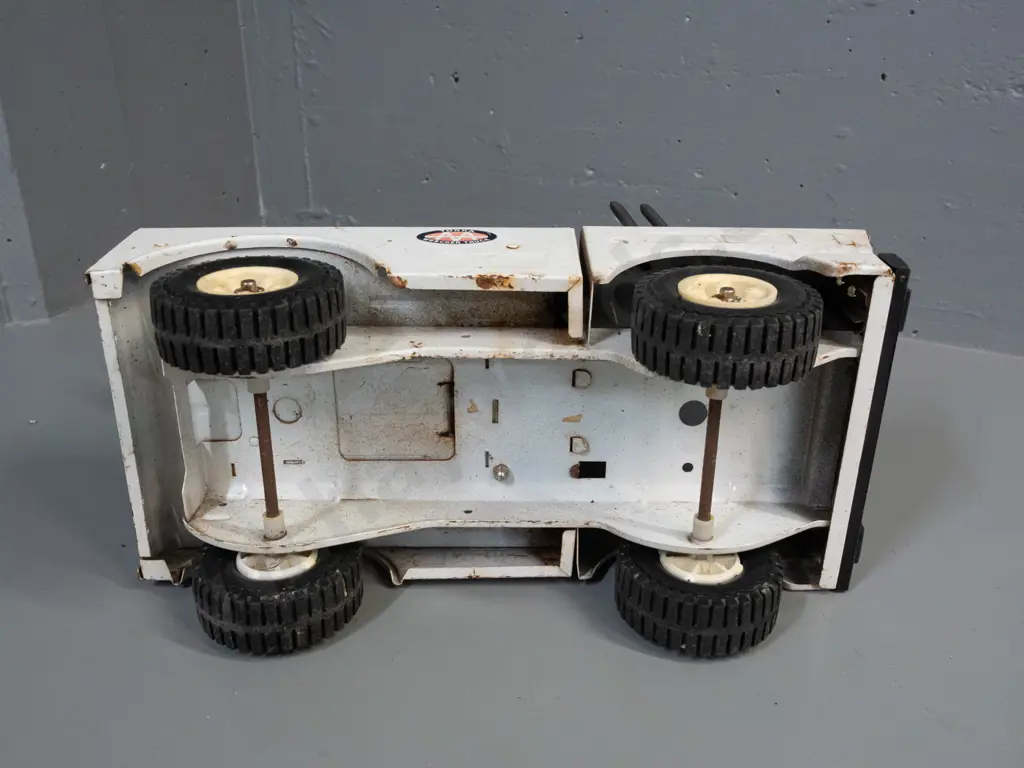 Tonka steel toy wrecker truck with twin pivoting booms, fold out centre hook - overall age wear and corrosion, has Tonka Image 1++