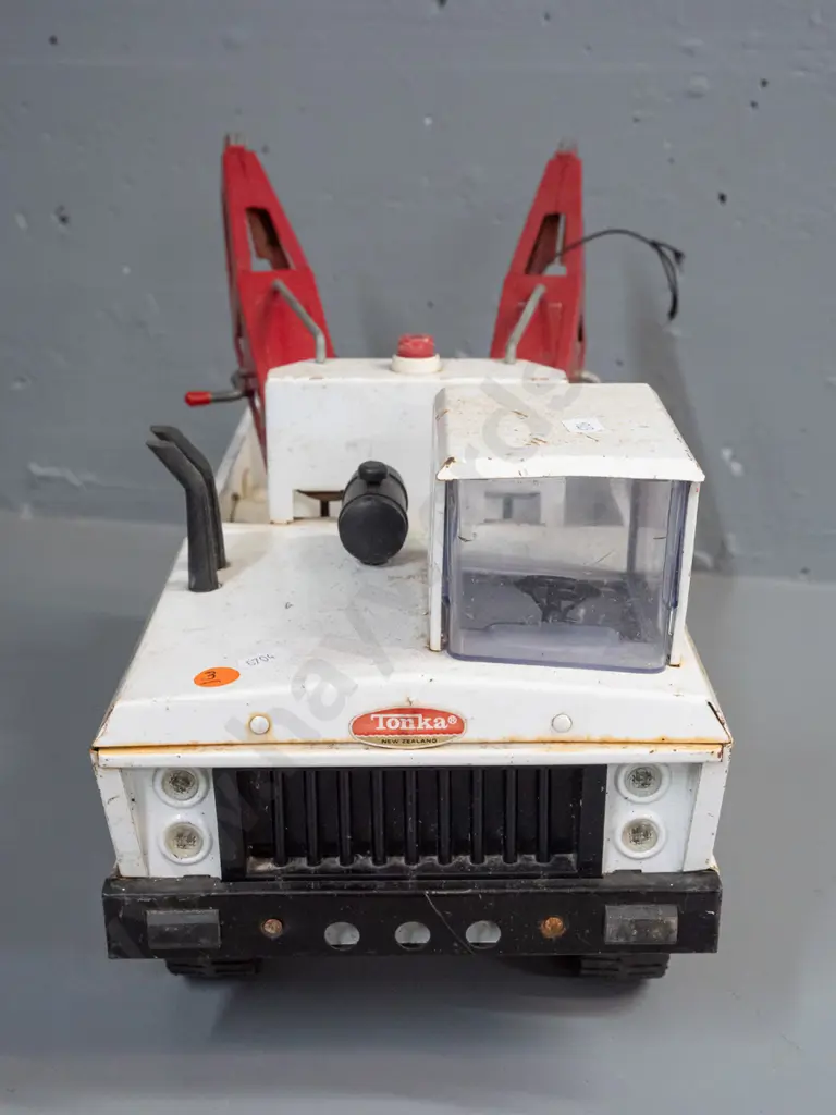 Tonka steel toy wrecker truck with twin pivoting booms, fold out centre hook - overall age wear and corrosion, has Tonka Image 1++