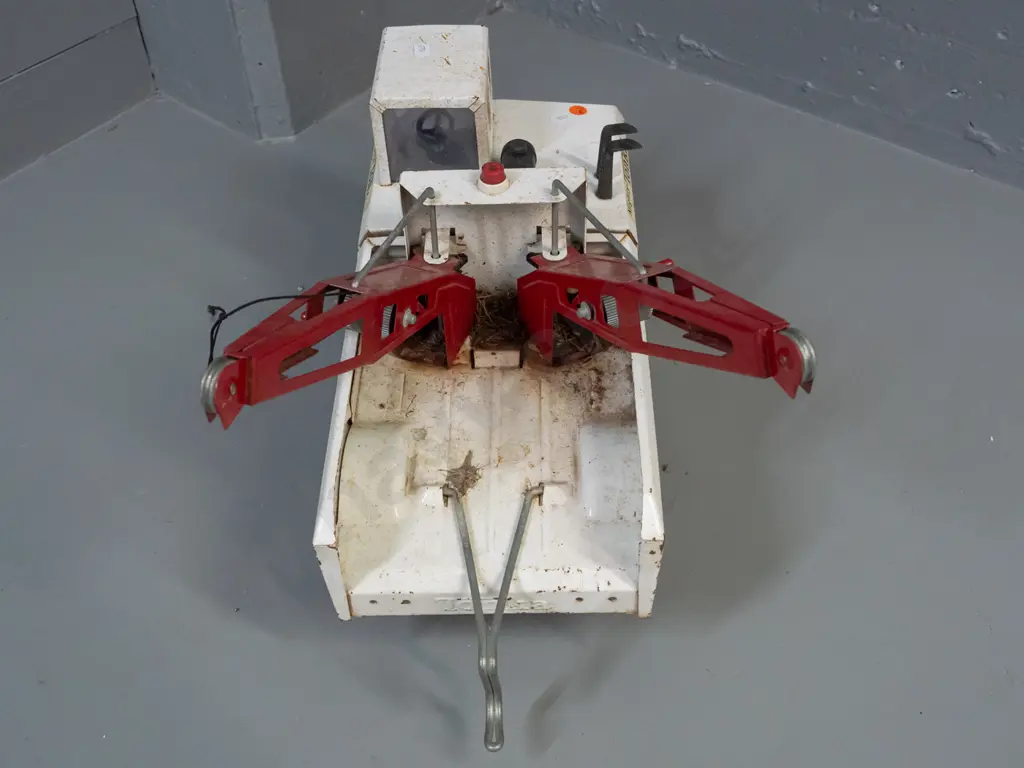 Tonka steel toy wrecker truck with twin pivoting booms, fold out centre hook - overall age wear and corrosion, has Tonka Image 1++