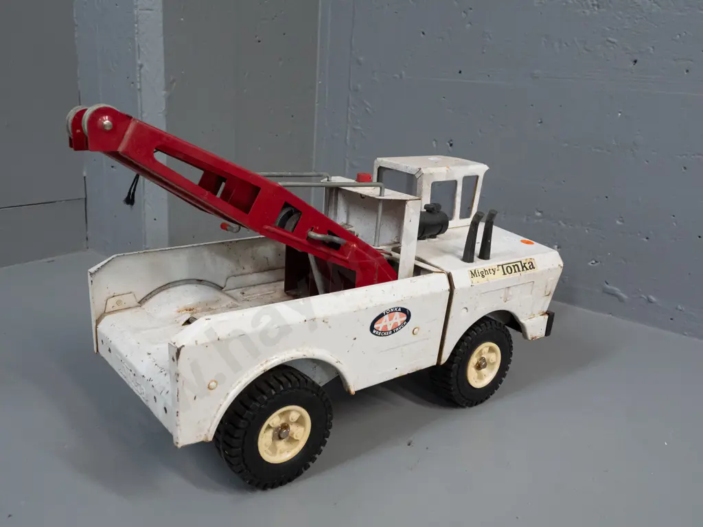 Tonka steel toy wrecker truck with twin pivoting booms, fold out centre hook - overall age wear and corrosion, has Tonka Image 1++