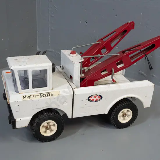 Tonka steel toy wrecker truck with twin pivoting booms, fold out centre hook - overall age wear and corrosion, has Tonka