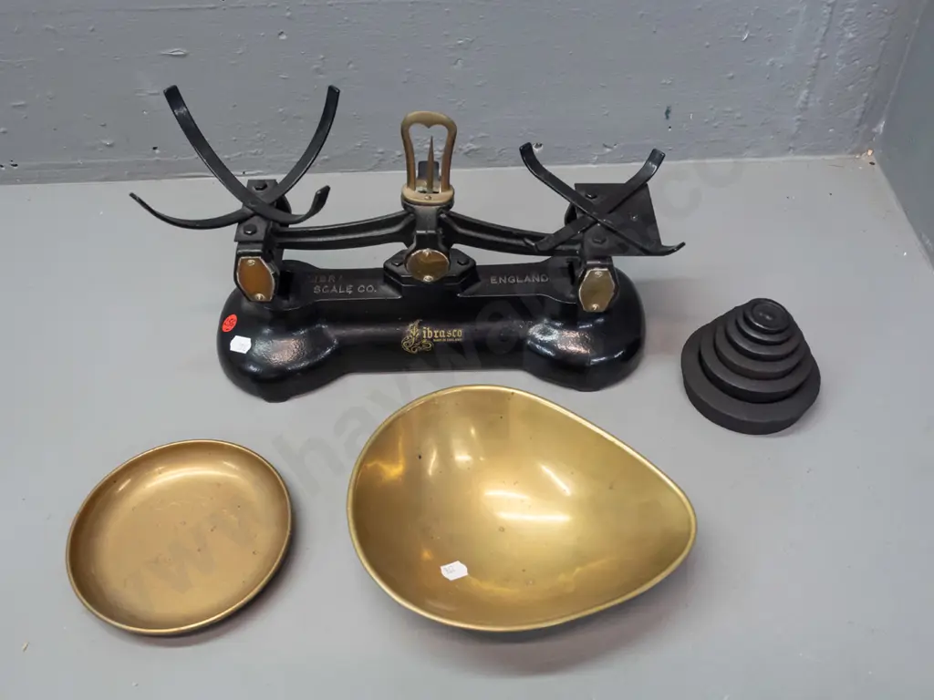 Libra Scale Co "Librasco" balance scales with cast iron weights 0 largest 2lb. H-200 W-380 Image 1++