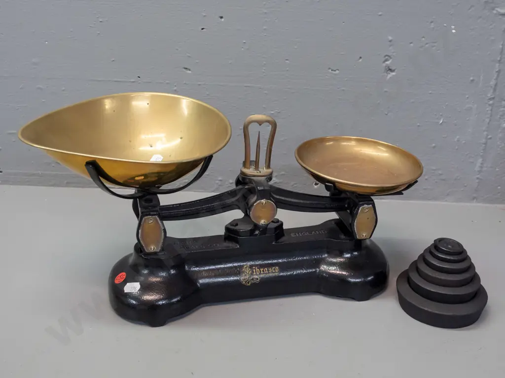 Libra Scale Co "Librasco" balance scales with cast iron weights 0 largest 2lb. H-200 W-380 Image 1++