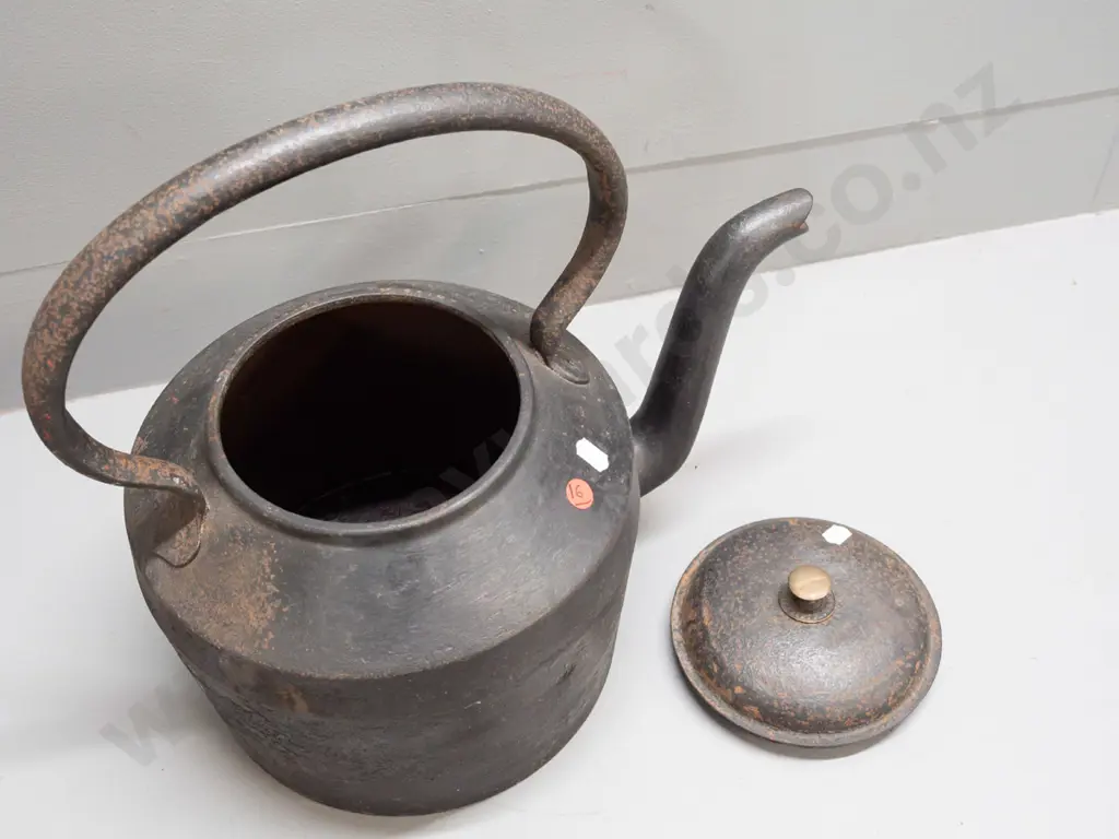 vintage cast iron kettle H-350 L-360 marked J & J Siddons West Bromwich - 6 Quart - No. 6 - some corrosion esp. inside Image 1++