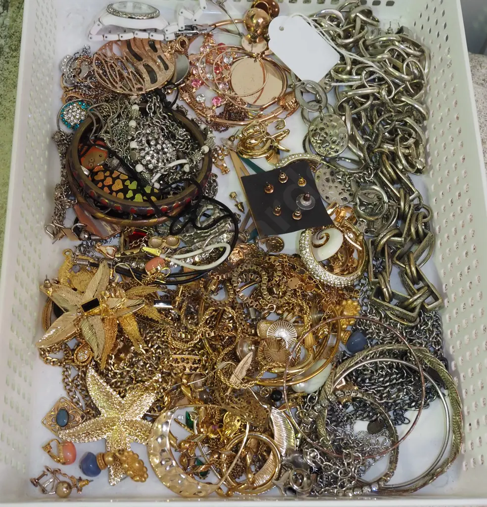 tray of costume jewellery Image 1++