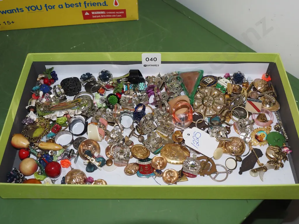 tray of costume jewellery Image 1++