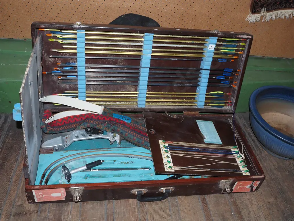 boxed archery set - some signs of corrosion - needs a clean Image 1++