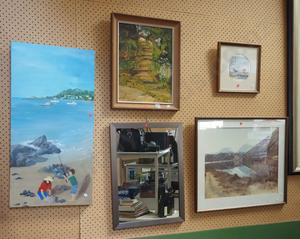 4x artworks, 1x mirror - red dots Image 1++