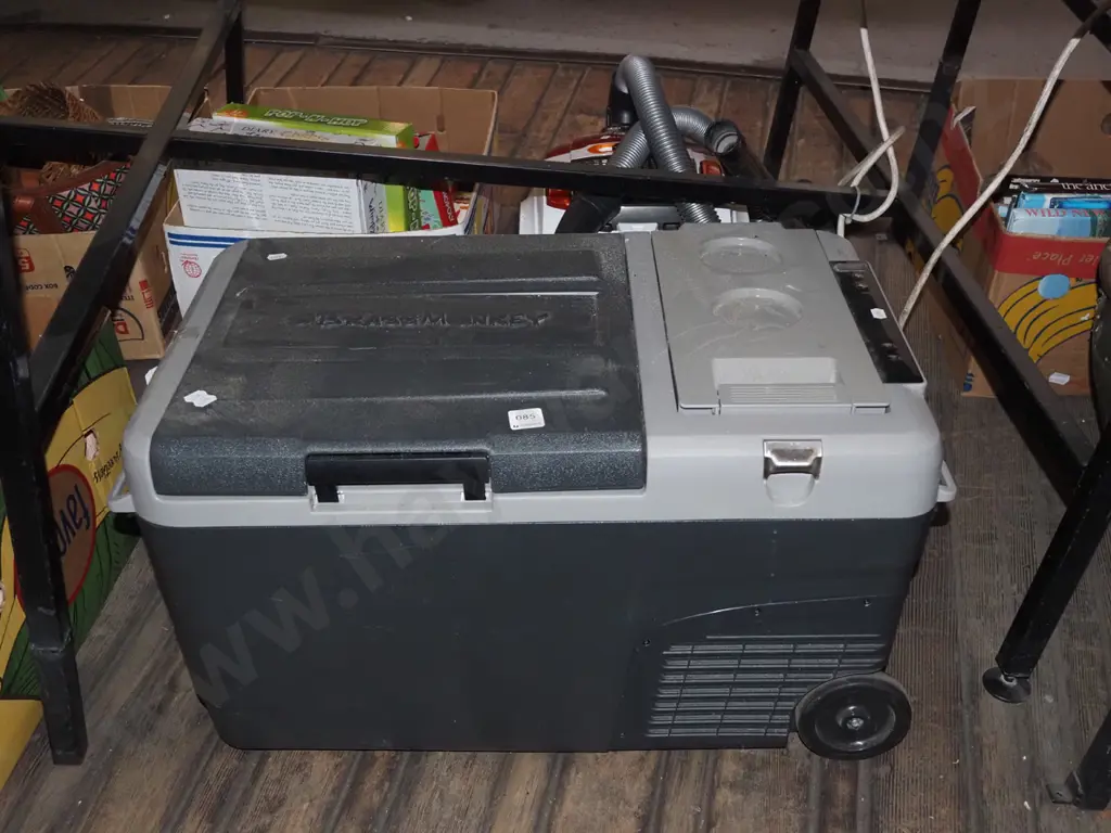 brass monkey battery powered chilly bin Image 1++