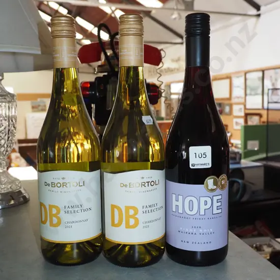 2x bottles of De Bortoli chardonnay 2021, 1x Hope 2020 pint noir