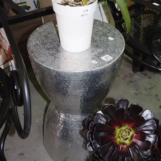 beaten metal stool/jardiniere stand H500