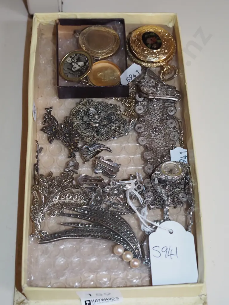 tray of costume jewellery Image 1++