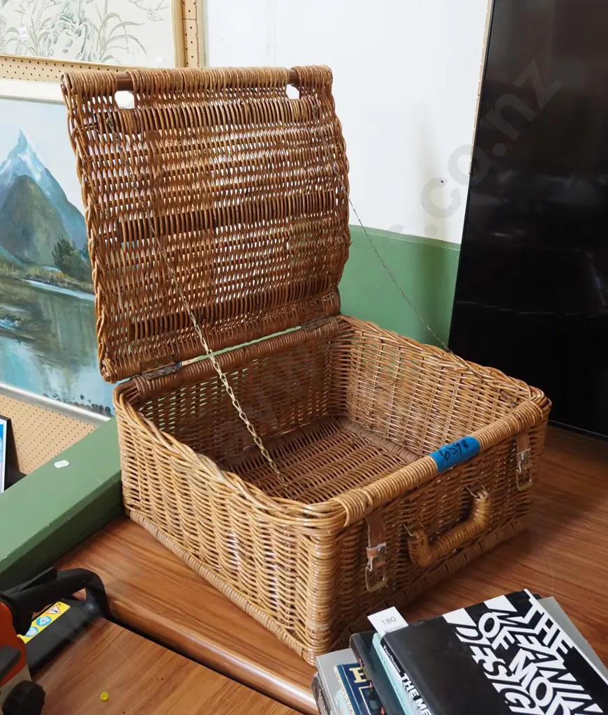 small picnic hamper Image 1++