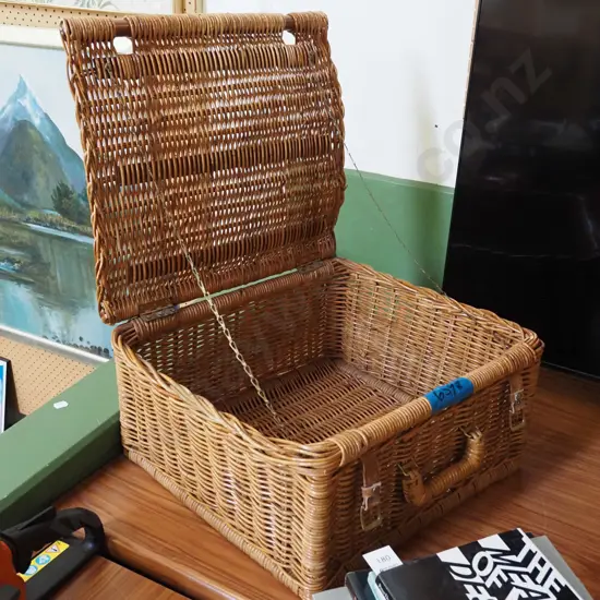 small picnic hamper