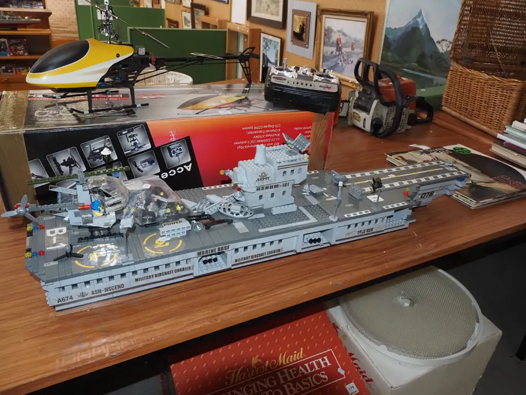 Lego model of an aircraft carrier L920 Image 1++