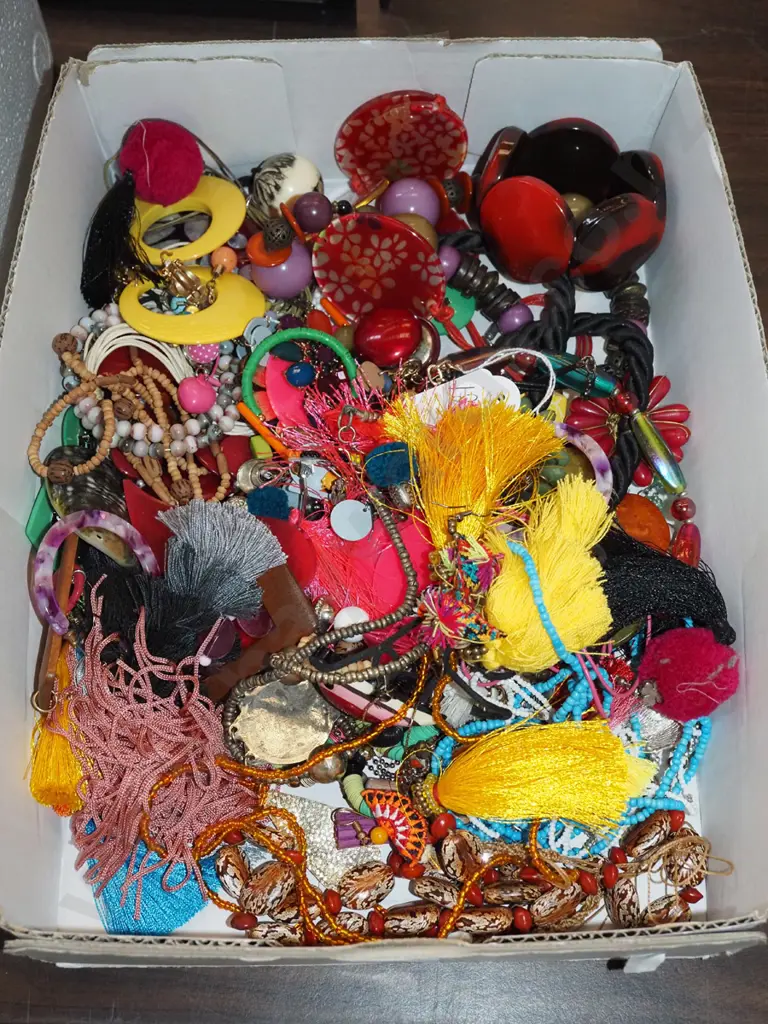 box of costume jewellery Image 1++