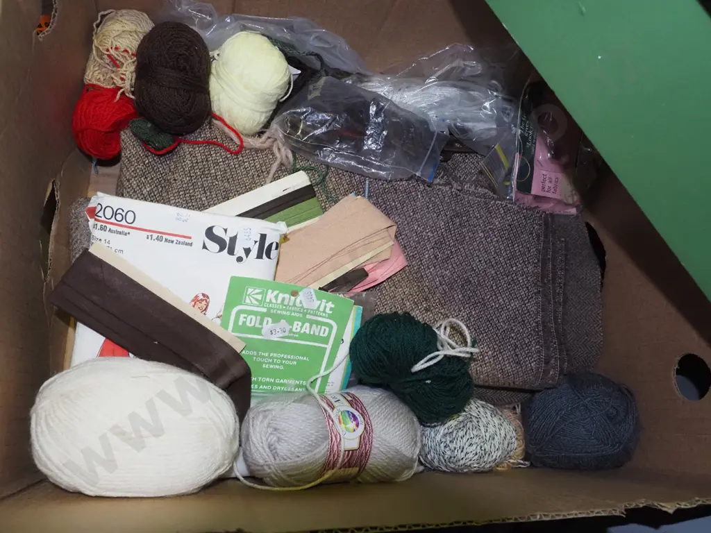 box; fabric pieces, knitting yarns etc Image 1++