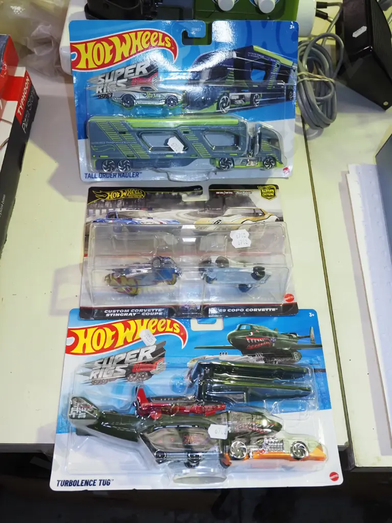 3x carded Hot Wheels vehicle sets Image 1++