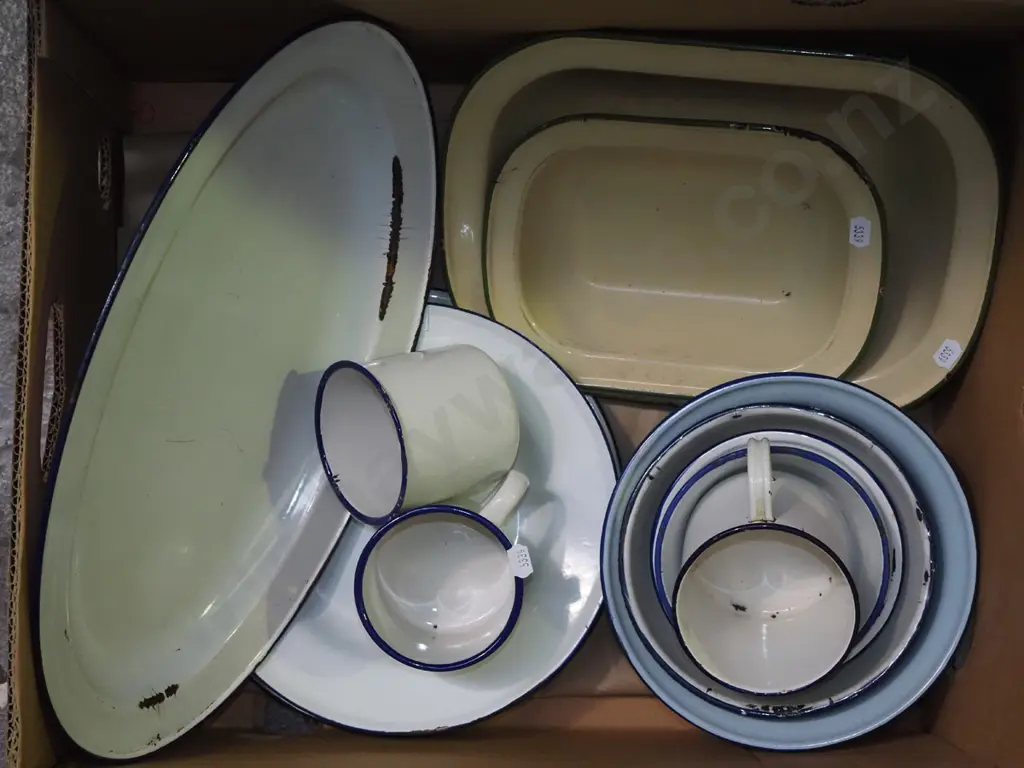 box; enamel bowls, cups etc Image 1++