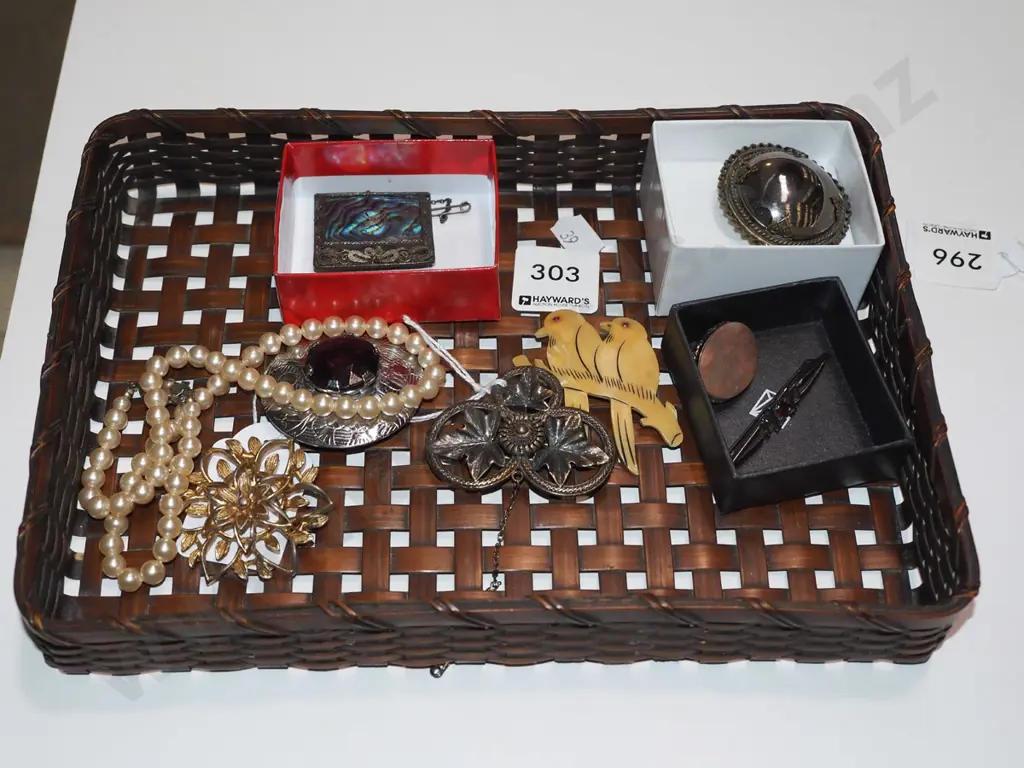 tray of various brooches & a necklace Image 1++