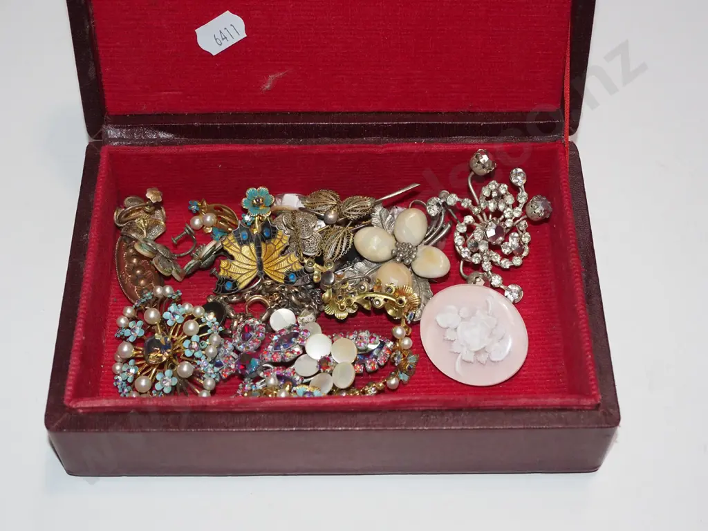 cased travel alarm clock Image 1++