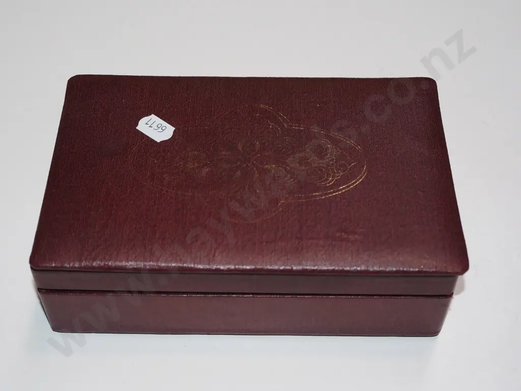 cased travel alarm clock Image 1++