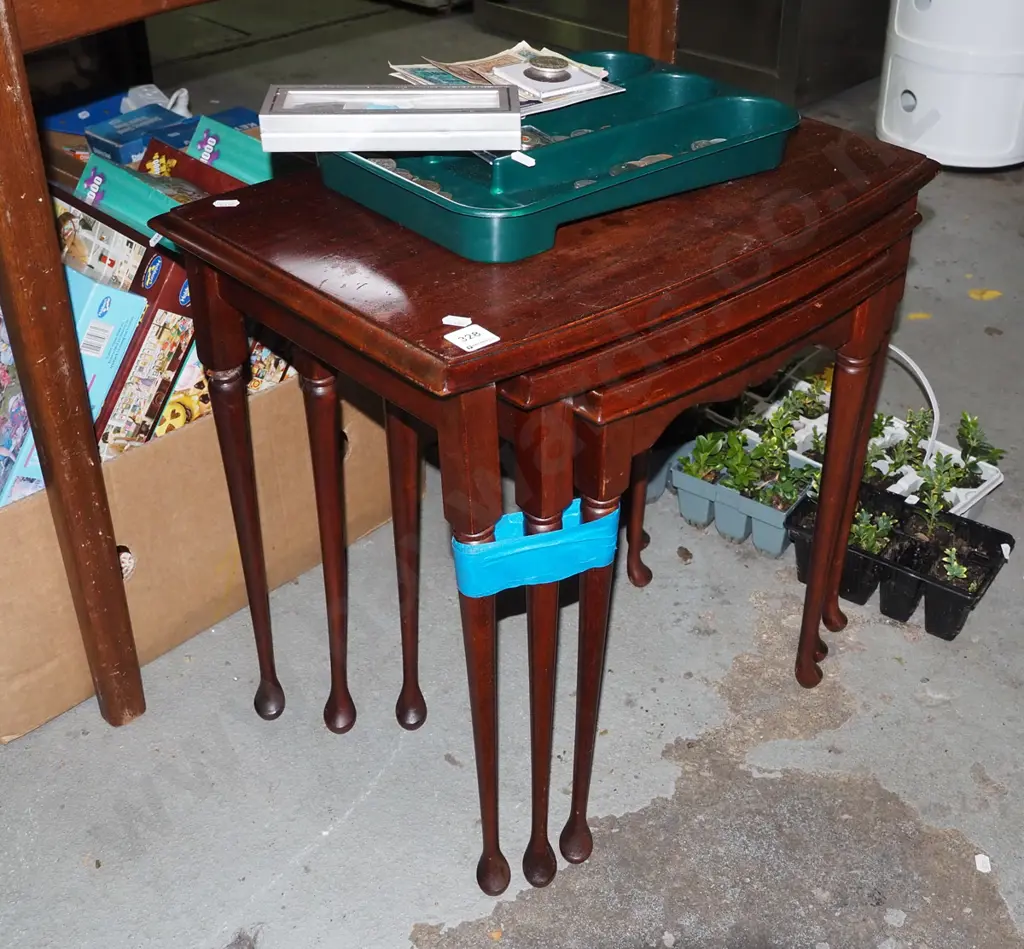 3 mahogany nesting tables Image 1++