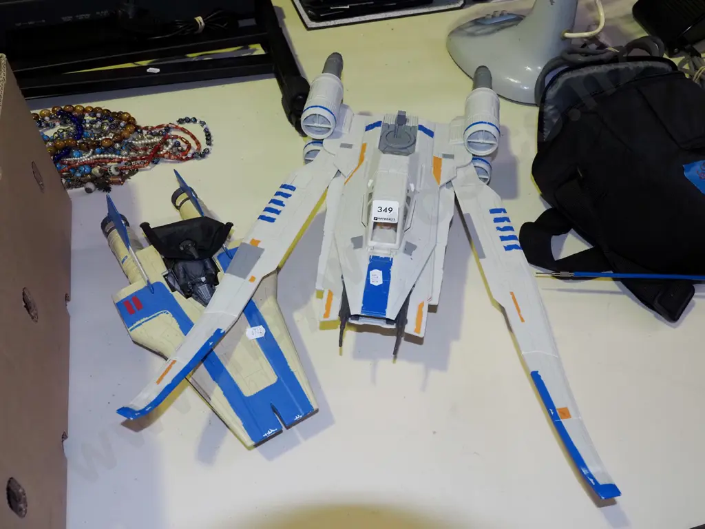 2x Star Wars toys Image 1++