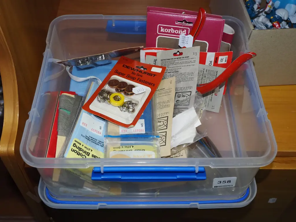 plastic Sistema container of domes, ribbons, etc Image 1++