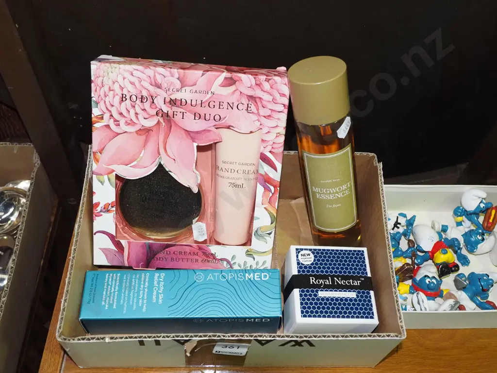 box of toiletry gift sets, etc Image 1++