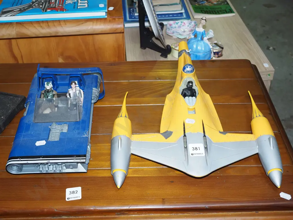 2 Star Wars model vehicles Image 1++