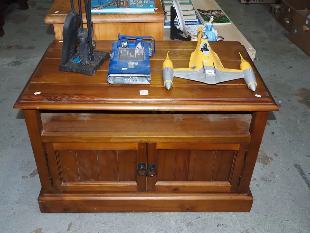 solid pine 2-door entertainment unit Image 1++