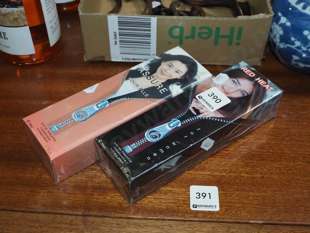 2 boxed as-new eau de toilette sprays Image 1++