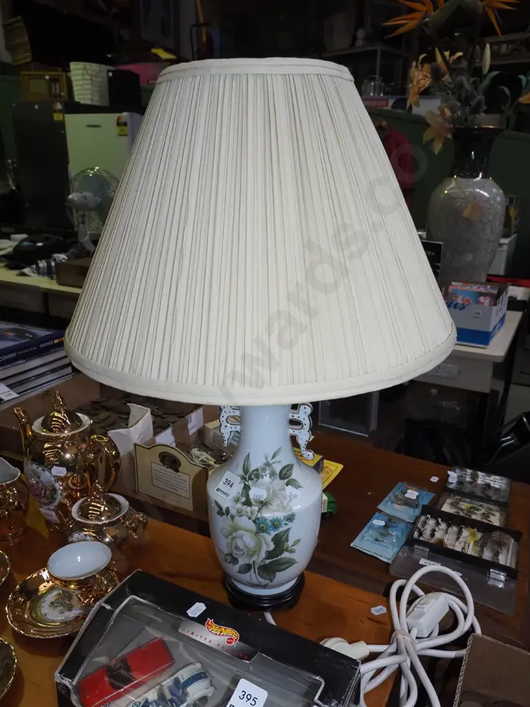floral ceramic based table lamp Image 1++