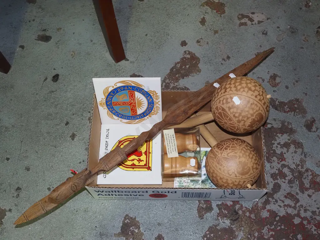 box; maracas, coat of arms tiles, rimu salt and pepper shakers etc Image 1++