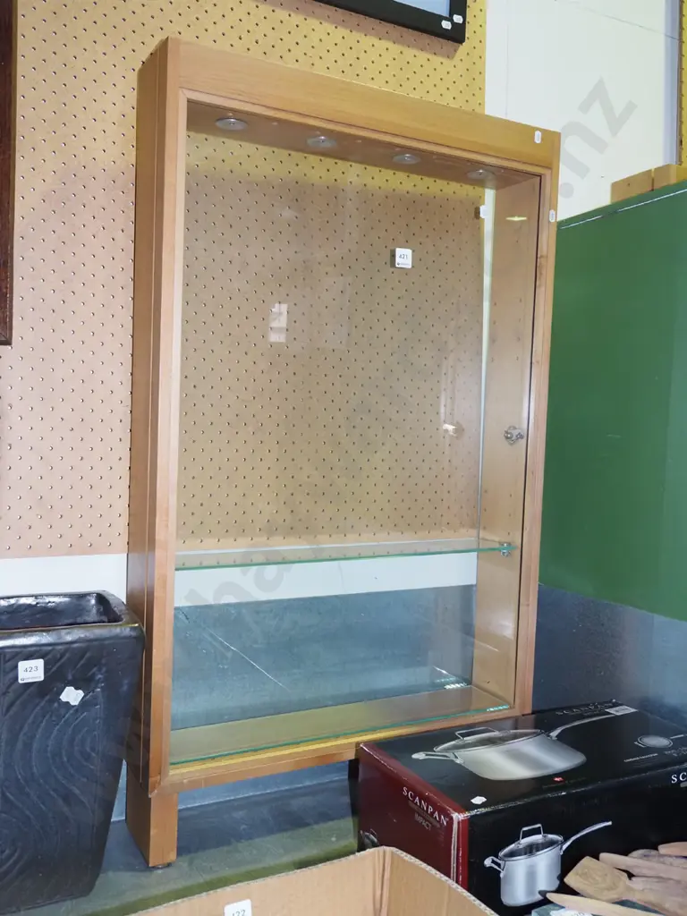 wall mounted lockable illuminated display case H1000 W600 D130 - key in office Image 1++