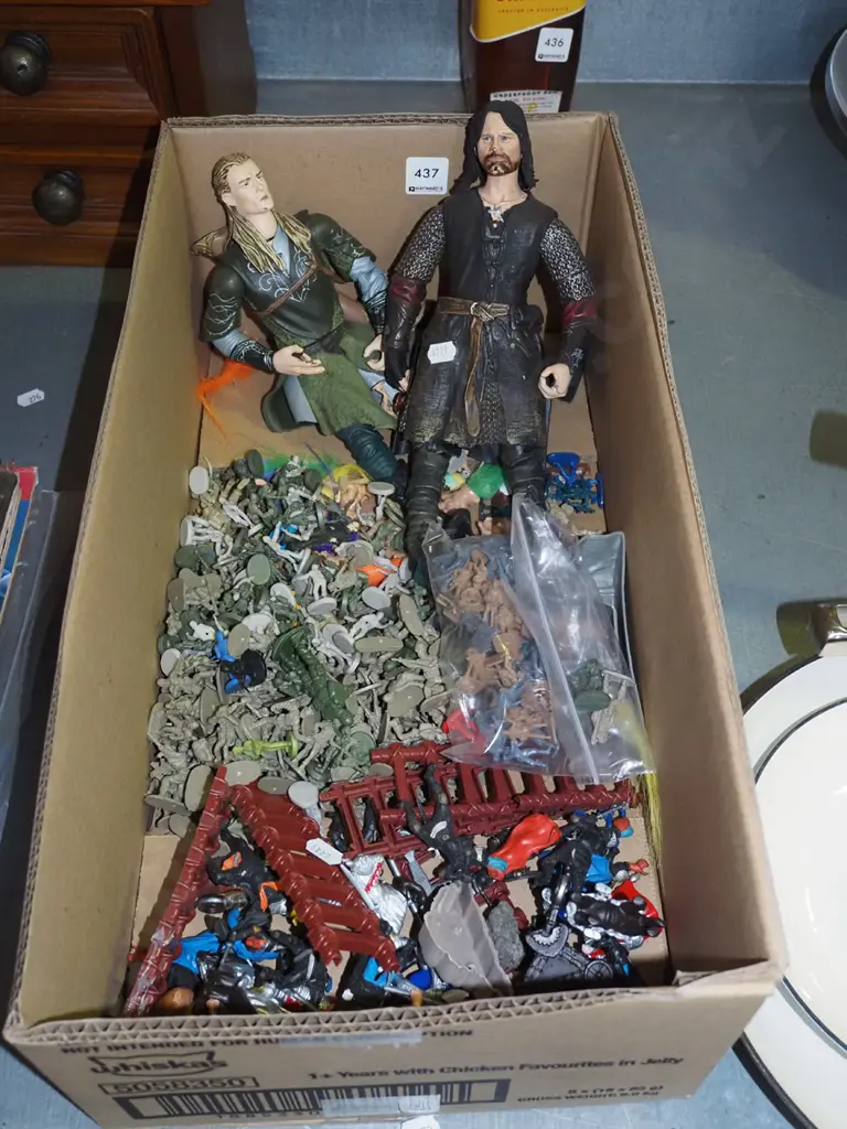 box of toys; soldiers, action figurines etc Image 1++