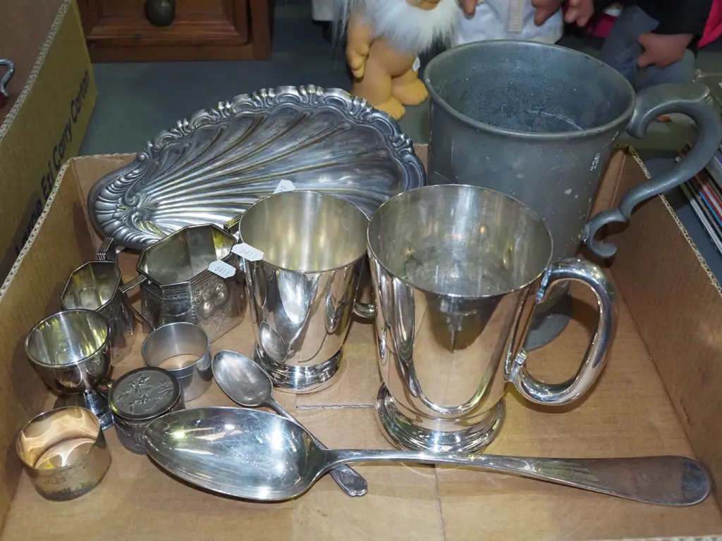box; plated ware, napkin rings, pewter tankard etc Image 1++