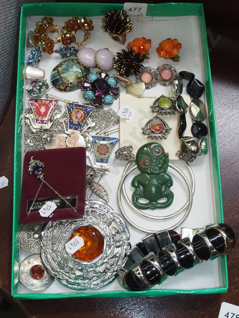 box of costume jewellery Image 1++