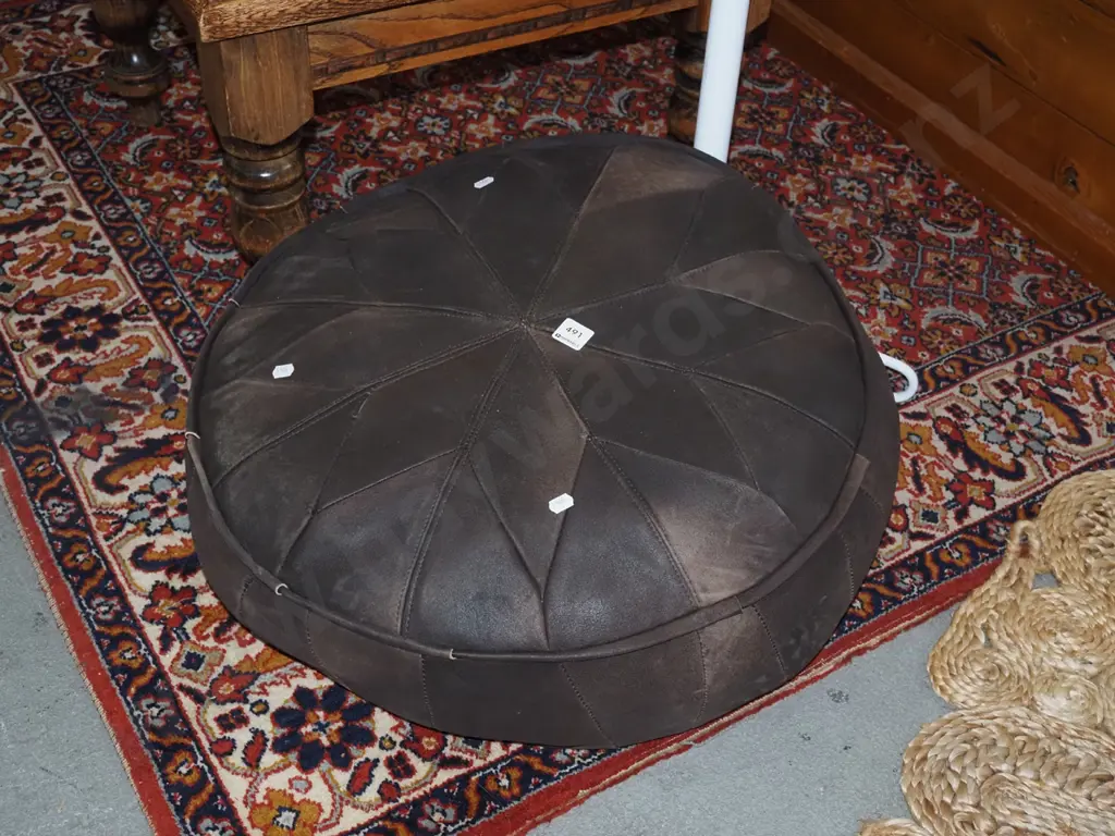 leather pouffe Image 1++